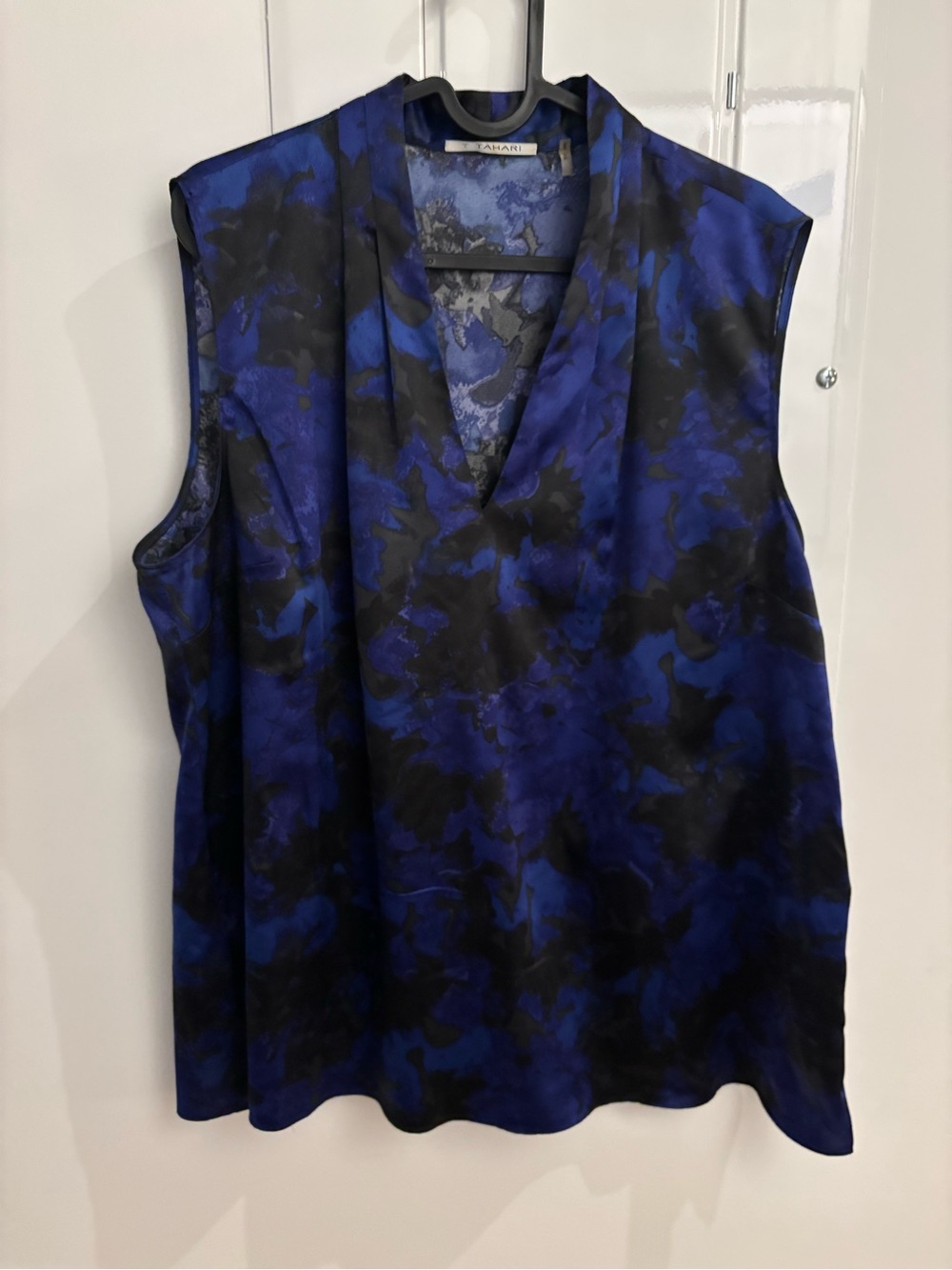 Tahari Blue & Black V-Neck Sleeveless Camisole